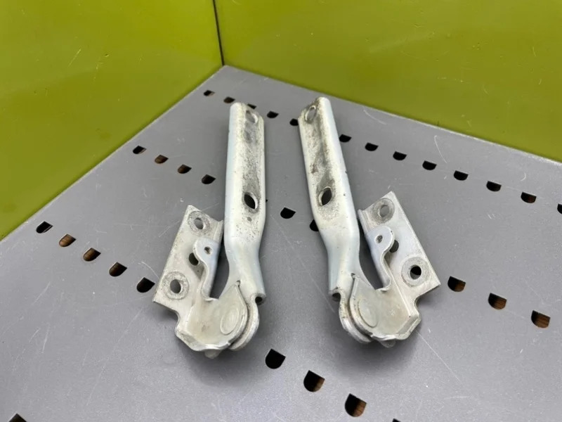 Петли капота Volkswagen Passat 1999 3B0823301A B5 AFB 2.5 TDI