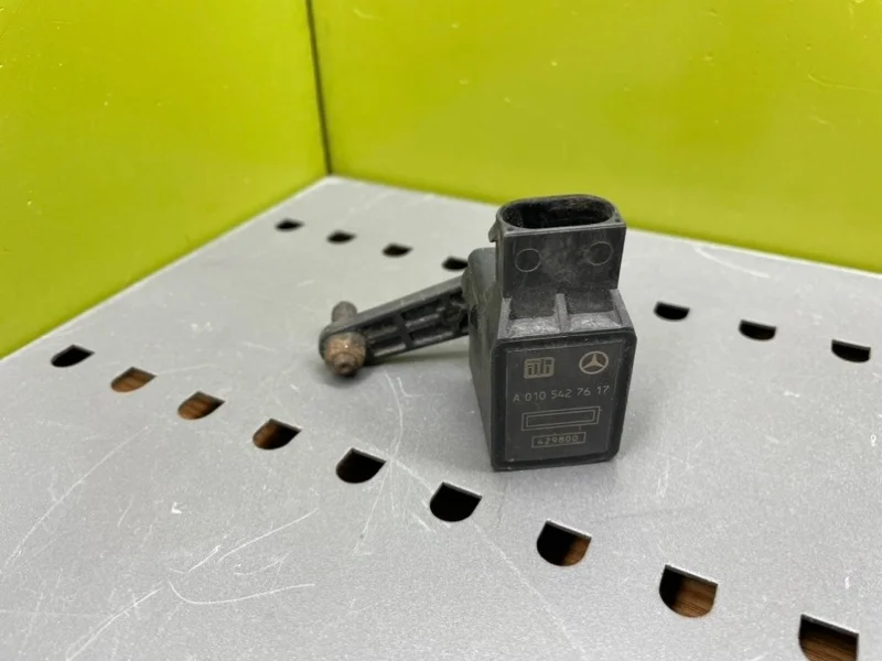 Датчик положения кузова Mercedes-Benz S-Class 1999 A0105427617 W220 M112.944 3.2, передний левый