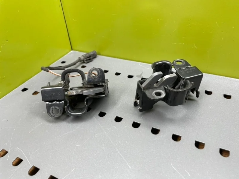 Замки капота Mercedes-Benz S-Class 1999 A2208800060 W220 M112.944 3.2