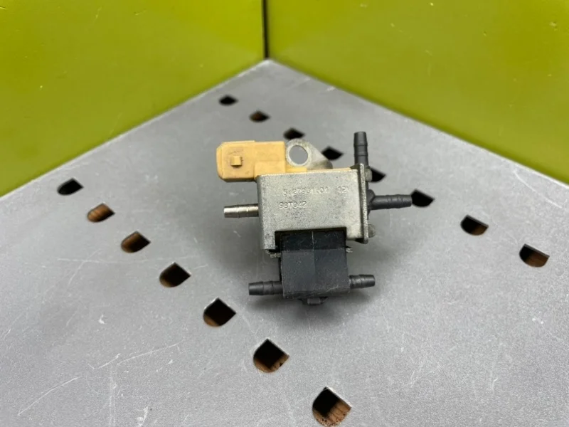 Клапан рециркуляции Mercedes-Benz E-Class 1998 A0025401897 W210 M112 2.4