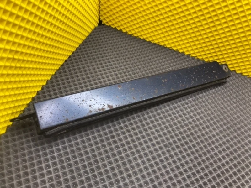 Накладка под фару Mercedes-Benz 1989 A1248890663 S124 M102.982, передняя правая