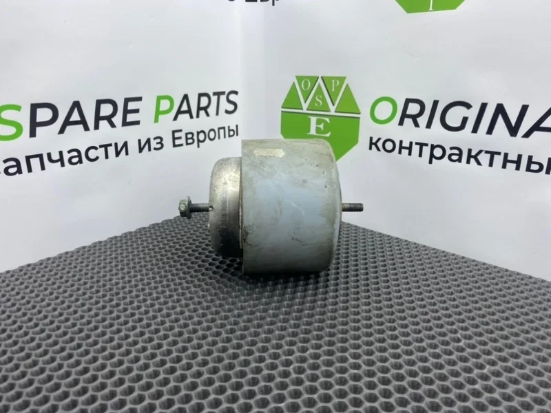 Подушка двигателя Audi A4 2003 8E0199379 B6 8E5 BDV 2.4I