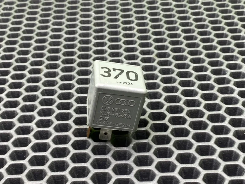 Реле Audi A4 2003 8D0951253 B6 8E5 BDV 2.4I