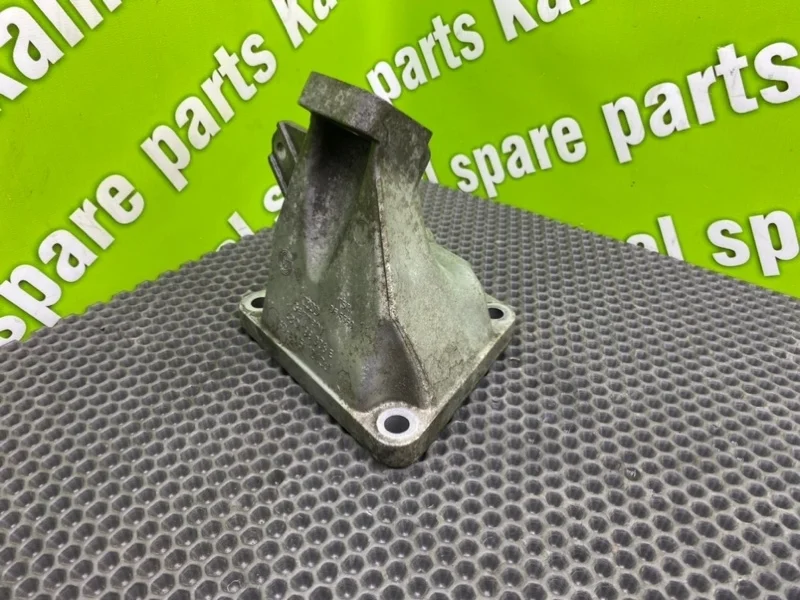 Кронштейн опоры двигателя Audi A6 2004 4B0199308E C5 AVANT BDH 2.5TDI, правый