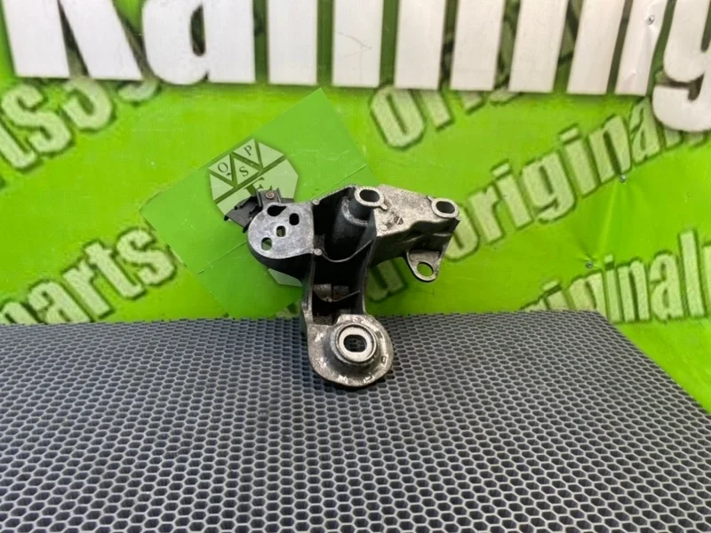 Кронштейн двигателя Audi A6 2004 8E0199352D C5 AVANT BDH 2.5TDI, передний правый