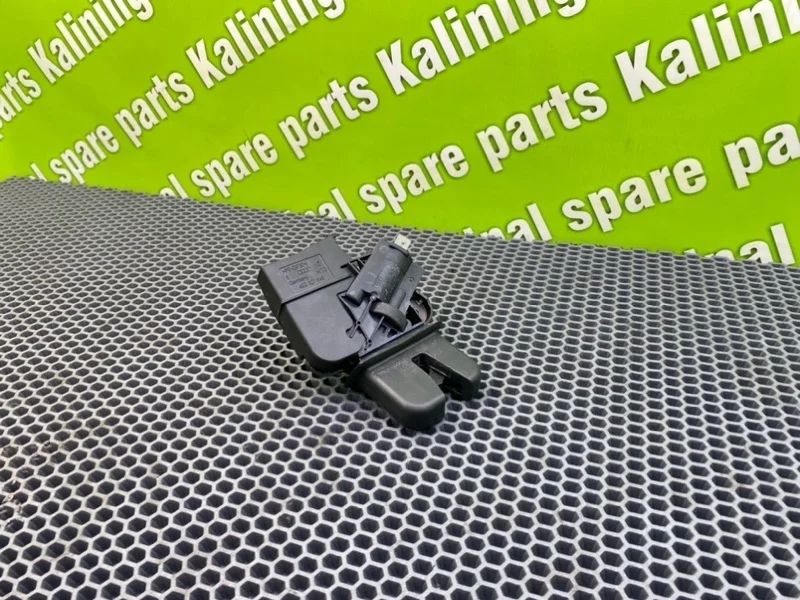Замок багажника Audi A6 2005 4E0827645 C6 (4F2) BDW 2.4I, задний