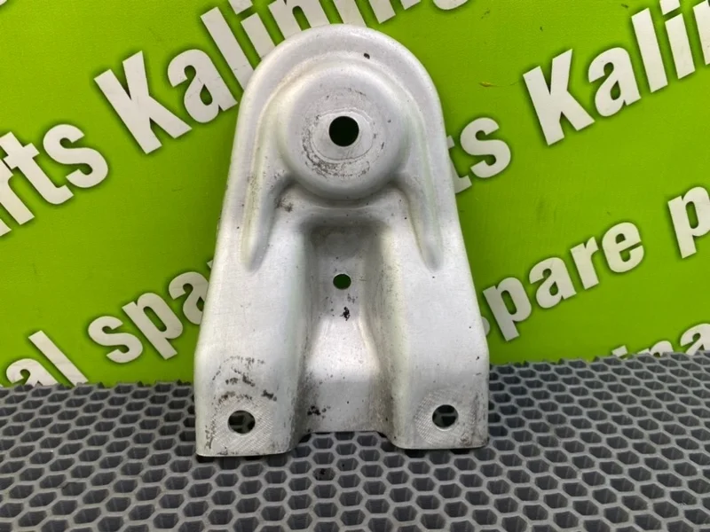 Кронштейн балки Audi A6 2005 4F0399541C C6 (4F2) BDW 2.4I, передний левый