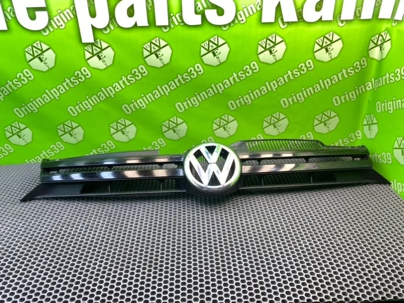 Решетка радиатора Volkswagen Golf 2010 5K0853653 MK6 BFS