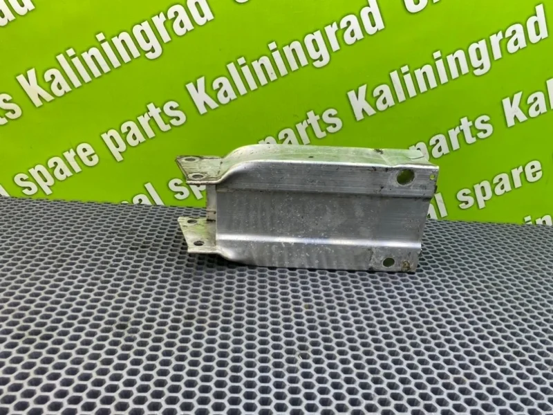 Кронштейн усилителя бампера Mercedes-Benz C-Class 2012 A2046200995 S204 OM651.911 2.2 CDI, передний правый