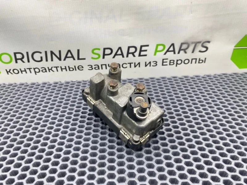 Актуатор турбины Volkswagen Touareg 2005 6NW008412 7LA AYH 5.0 TDI, правый