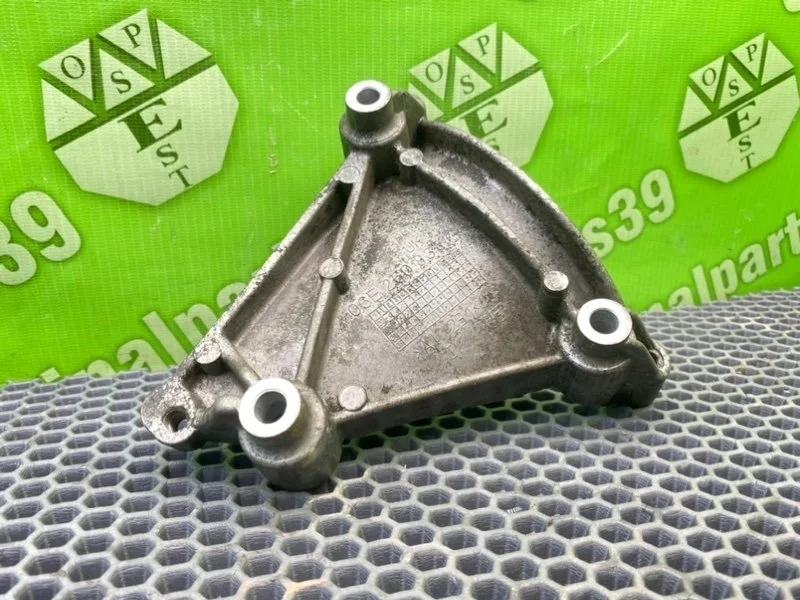 Кронштейн компрессора кондиционера Audi A6 2005 06E260835C C6 AVANT QUATTRO AUK 3.2 FSI