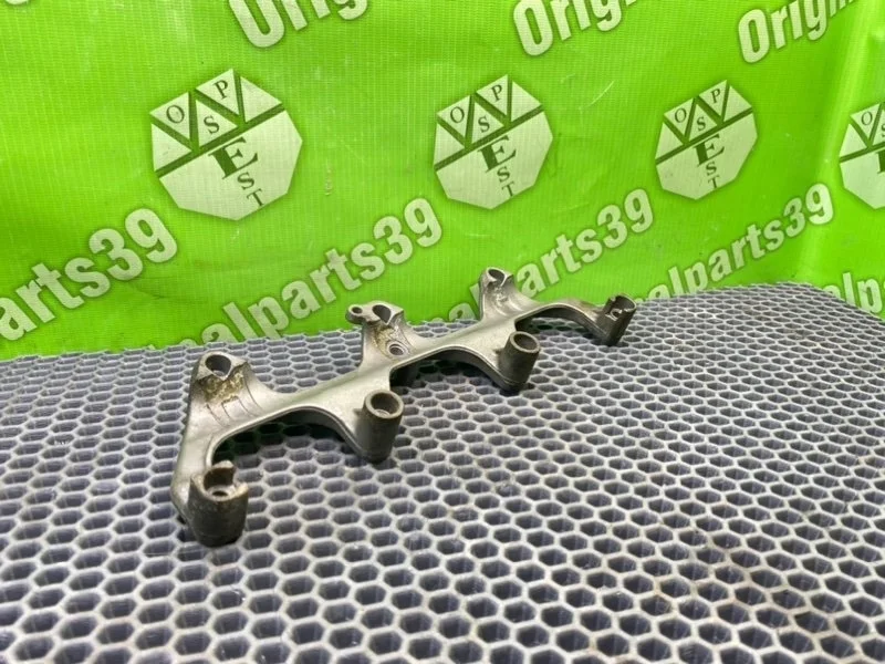 Кронштейн Audi A6 2005 06E133340A C6 AVANT QUATTRO AUK 3.2 FSI, правый