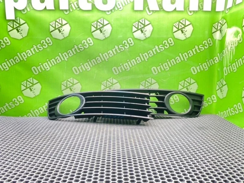 Решетки бампера Audi A4 2003 8E0807682A B6 8E5 BDV 2.4I