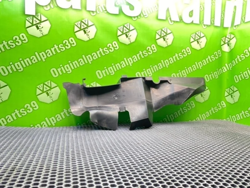 Дефлектор радиатора Audi A6 2004 4B0121284R C5 AVANT BDV 2.4I, правый