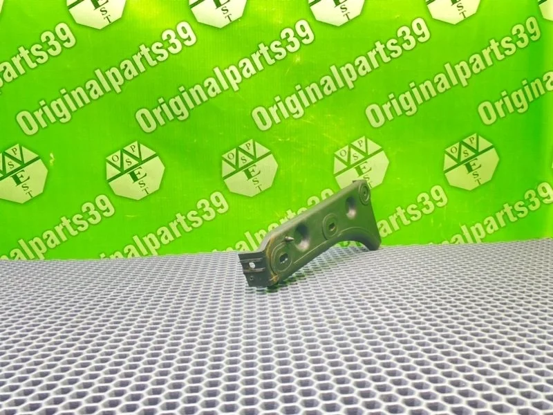 Кронштейн бампера Audi A6 2004 4B0807284B C5 AVANT BDV 2.4I, передний правый