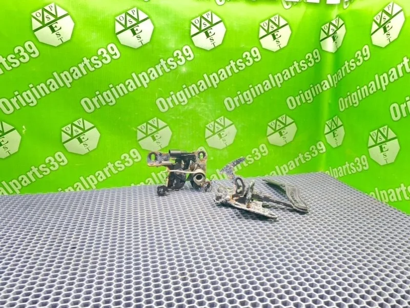 Замок капота Audi A6 2000 8L0823509E C5 AVANT ARJ 2.4I