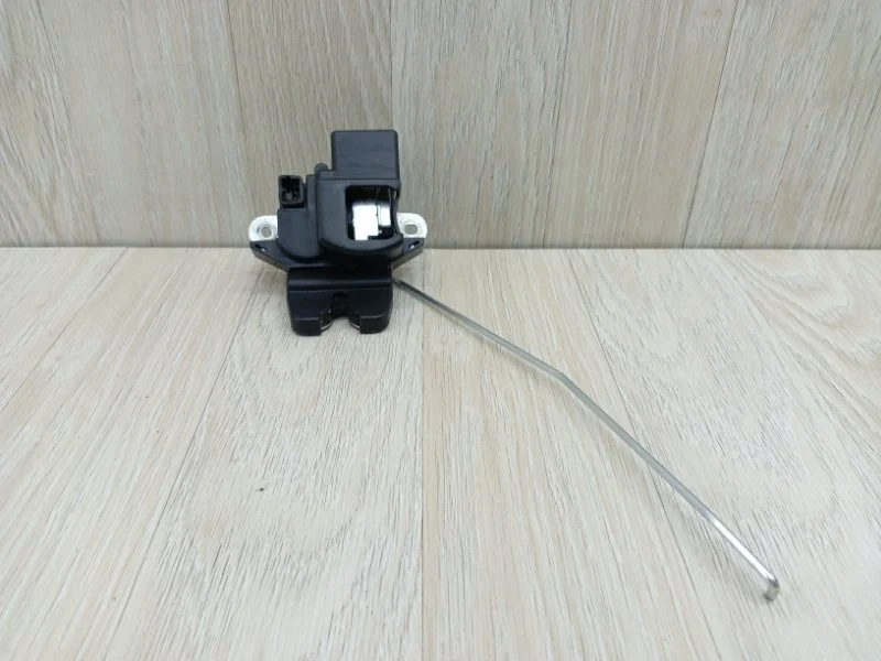 Замок багажника Hyundai Solaris 812301R000 1