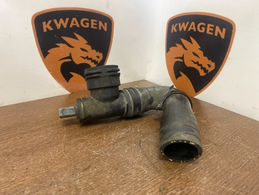 Патрубок системы охлаждения Audi A6 2015 C7