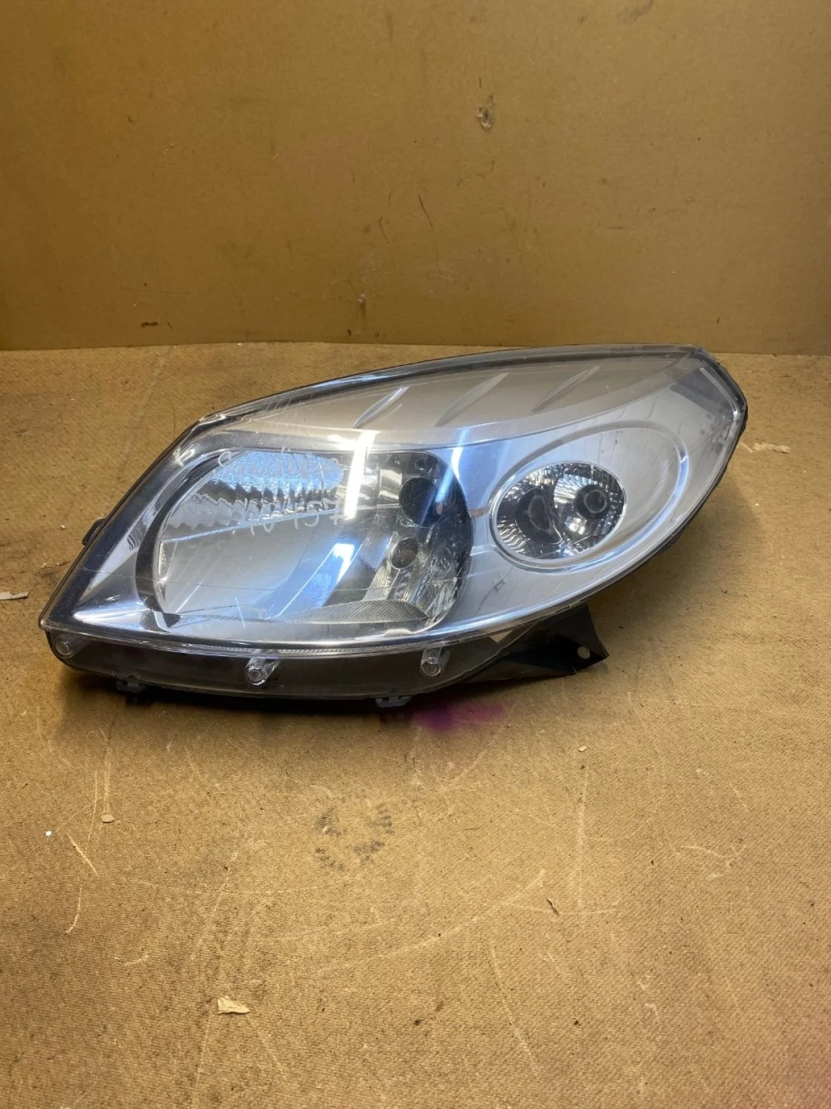 Фара левая RENAULT 8200733878 Sandero I (2009—2014)