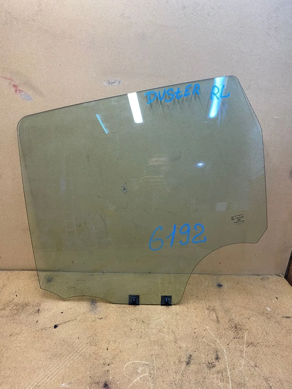 Стекло двери  RENAULT 823010025R Duster I (2010—2015)