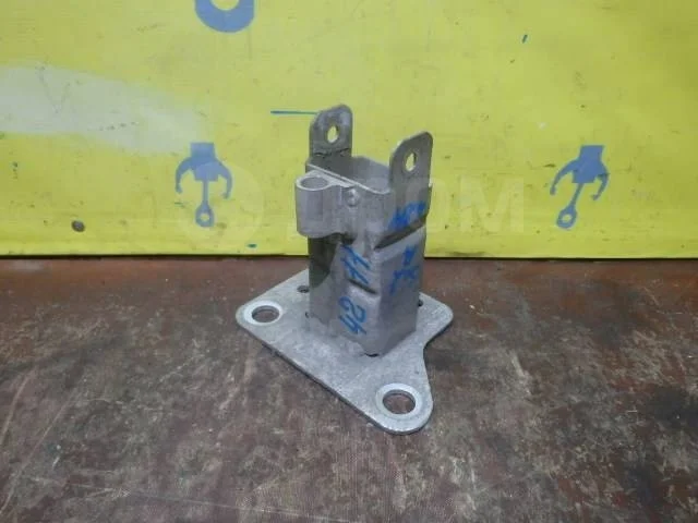 Кронштейн усилителя переднего бампера правый RENAULT 8200011107 Megane II рестайлинг (2006—2009)