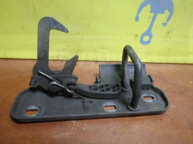 Замок капота VAG 1K0823480 Jetta V (2005—2011)