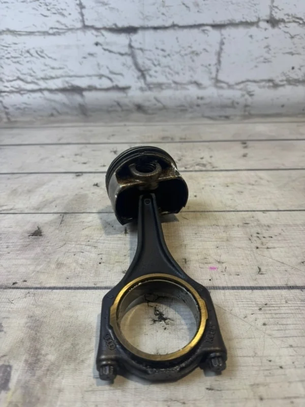 Поршень в сборе шатуном Audi A8