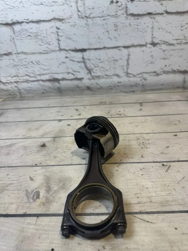 Поршень в сборе шатуном Audi A8