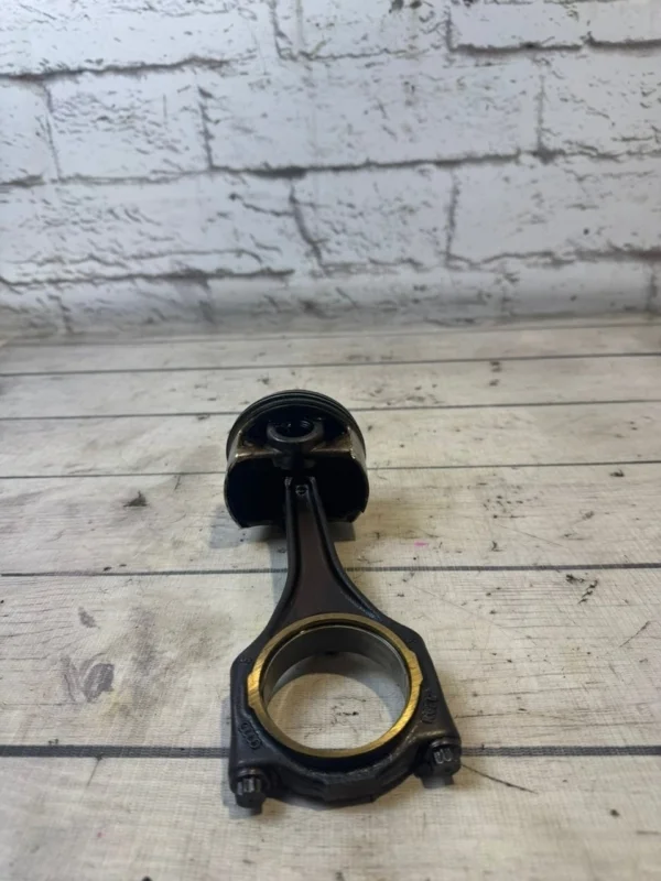 Поршень в сборе шатуном Audi A8