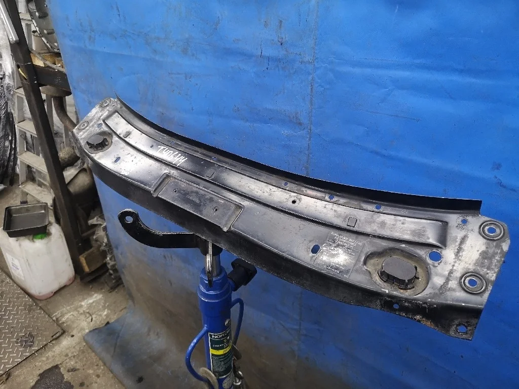 Панель радиатора верхняя Mercedes W164