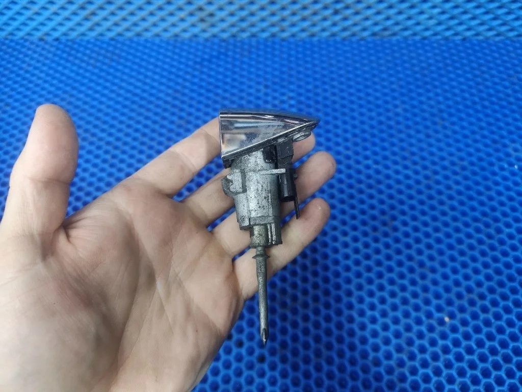 Личинка двери Mercedes W211