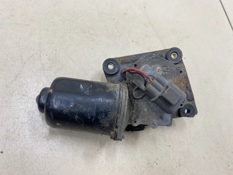 Моторчик стеклоочистителя передний Nissan Primera