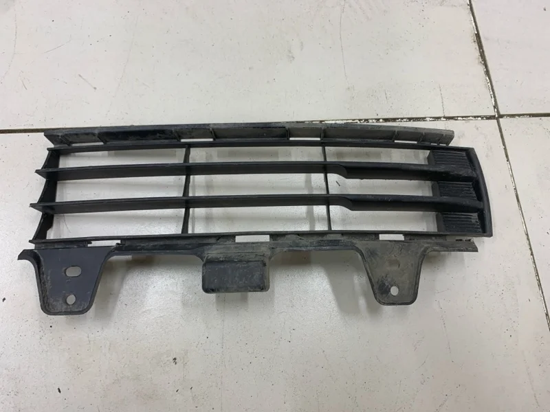 Решетка в бампер передняя правая Toyota Land