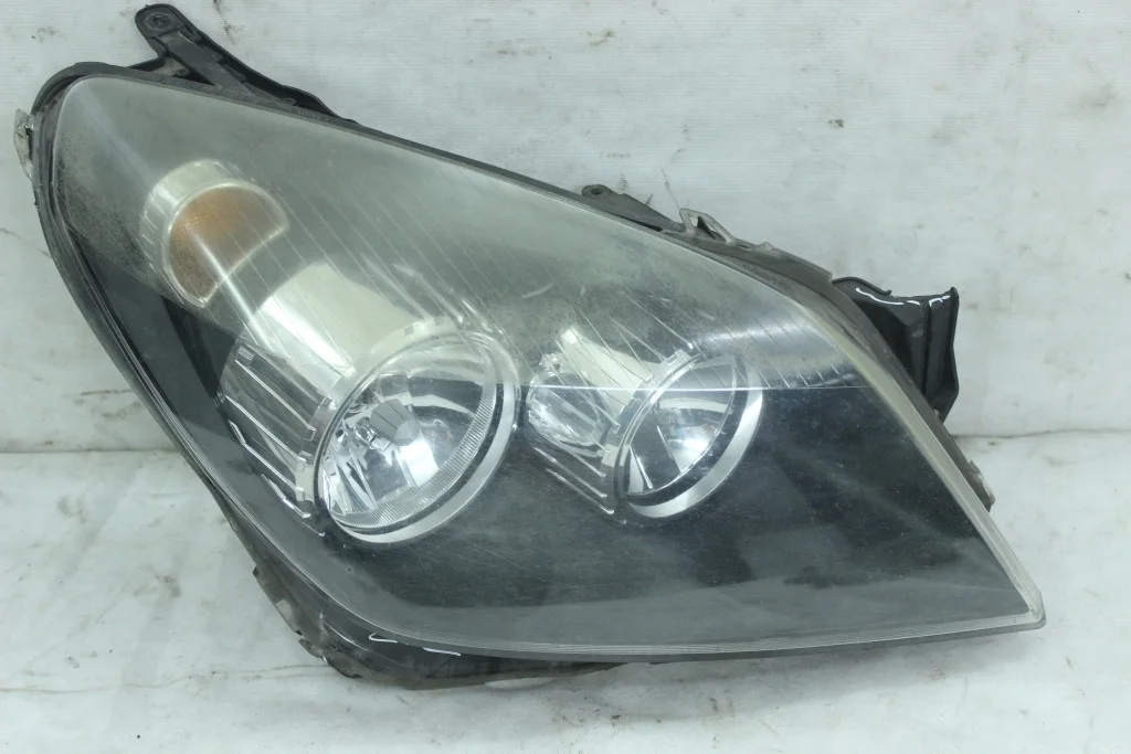 Фара черная правая дефект крепежа Opel Astra H