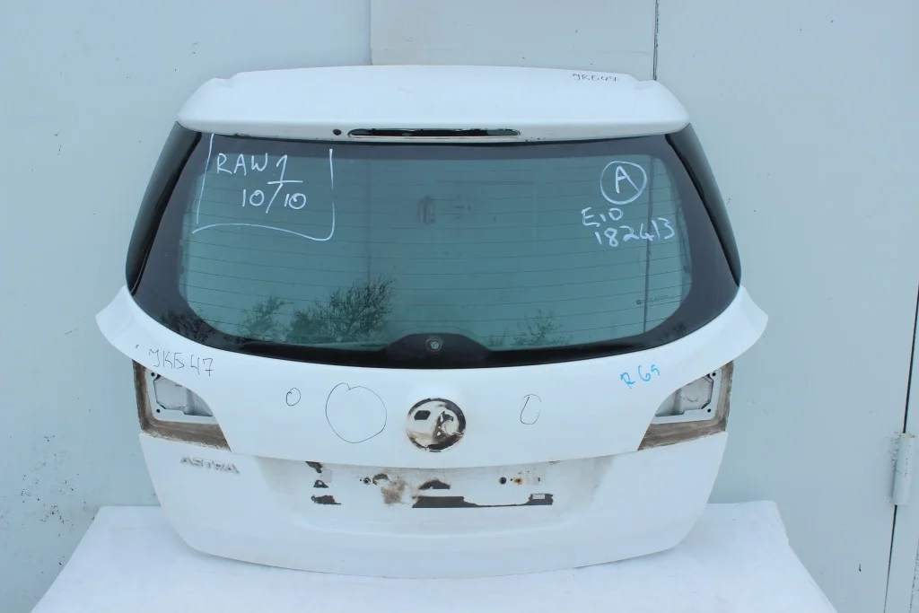 Крышка багажника универсал вмятины Opel Astra J