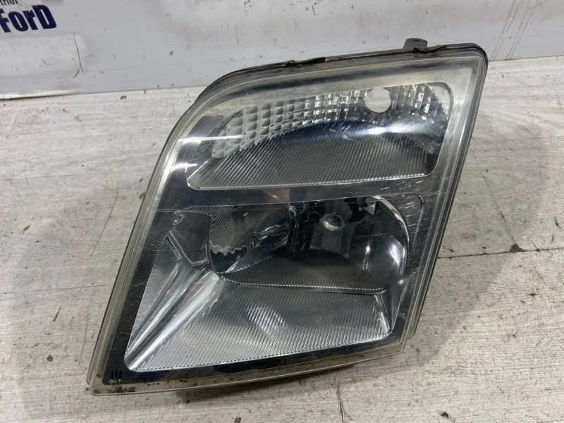 Фара левая Ford Tourneo/Connect (02-13) 1.8L