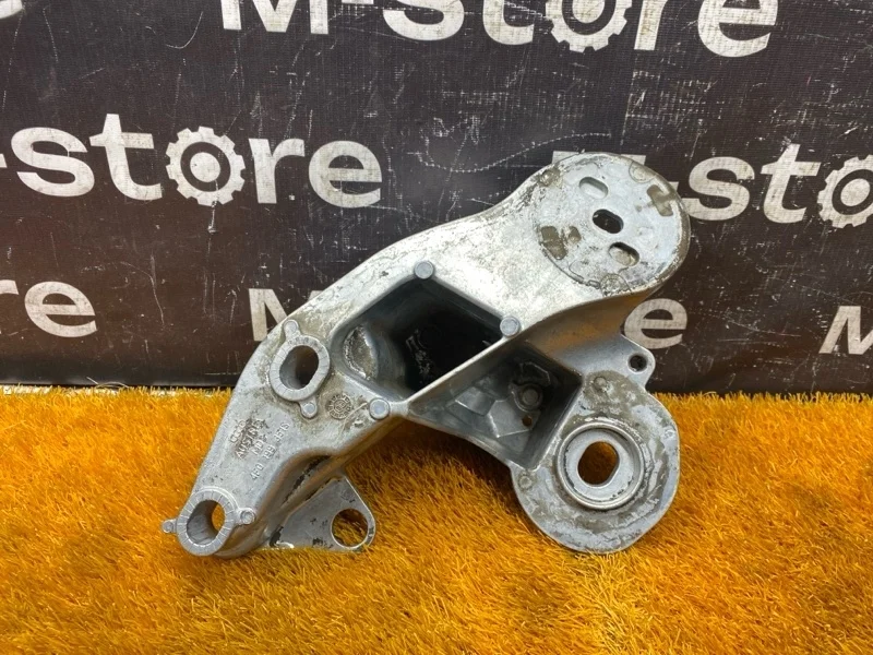 Кронштейн подушки двигателя Audi A6 2008 4F0199351S C6/4F BDX, левый