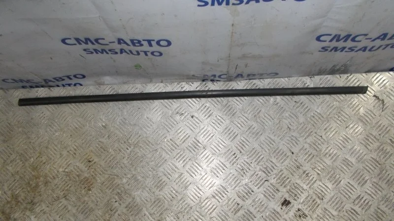 Уплотнитель стекла Volvo S40 2008-2012 31297660 2.0, передний левый