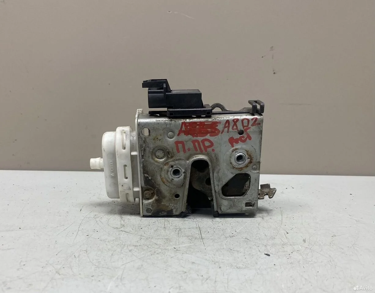 Замок передней правой двери audi a8 d2 4d