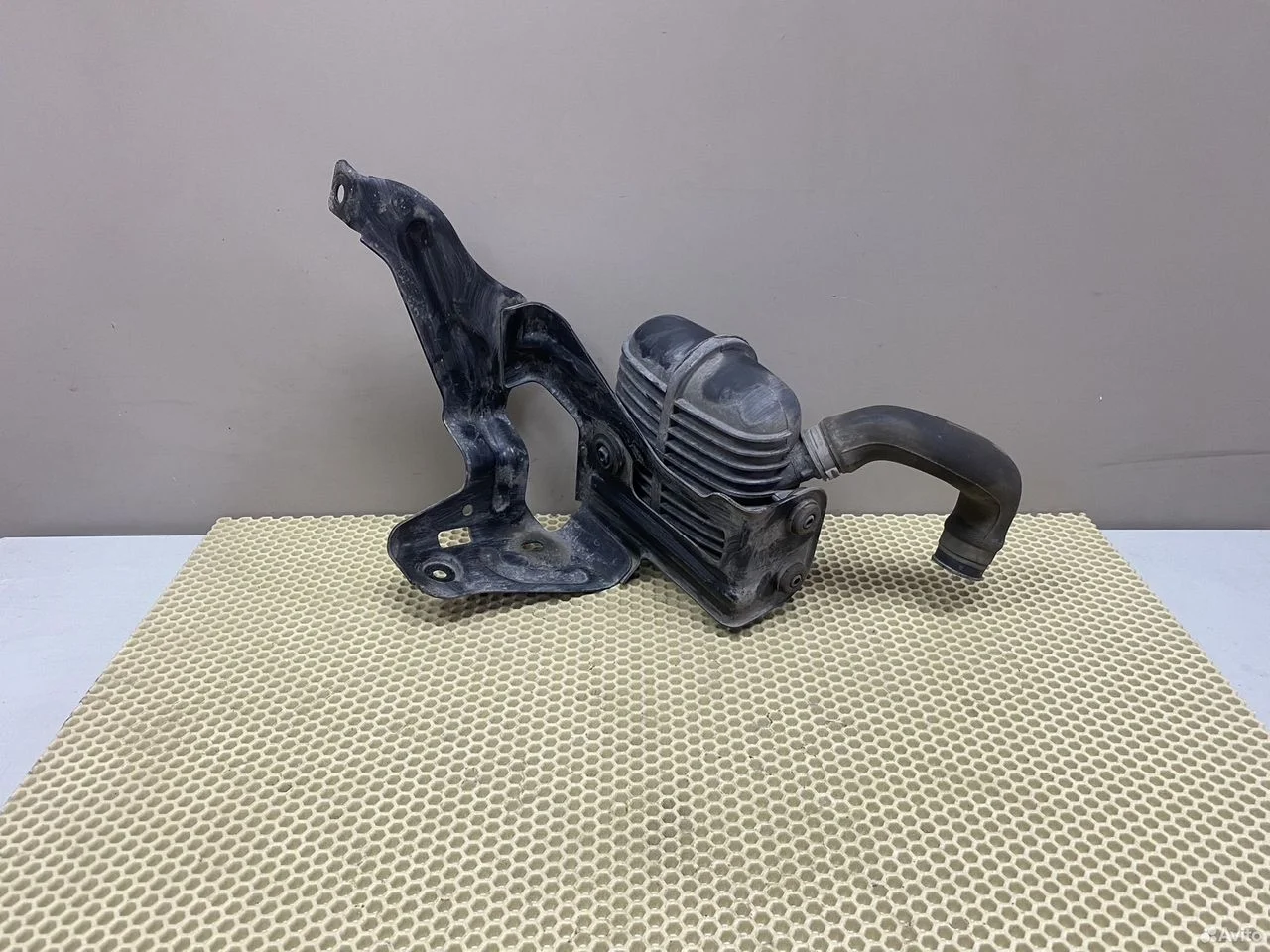 Кронштейн и резонатор интеркулера audi a6 c6 4f