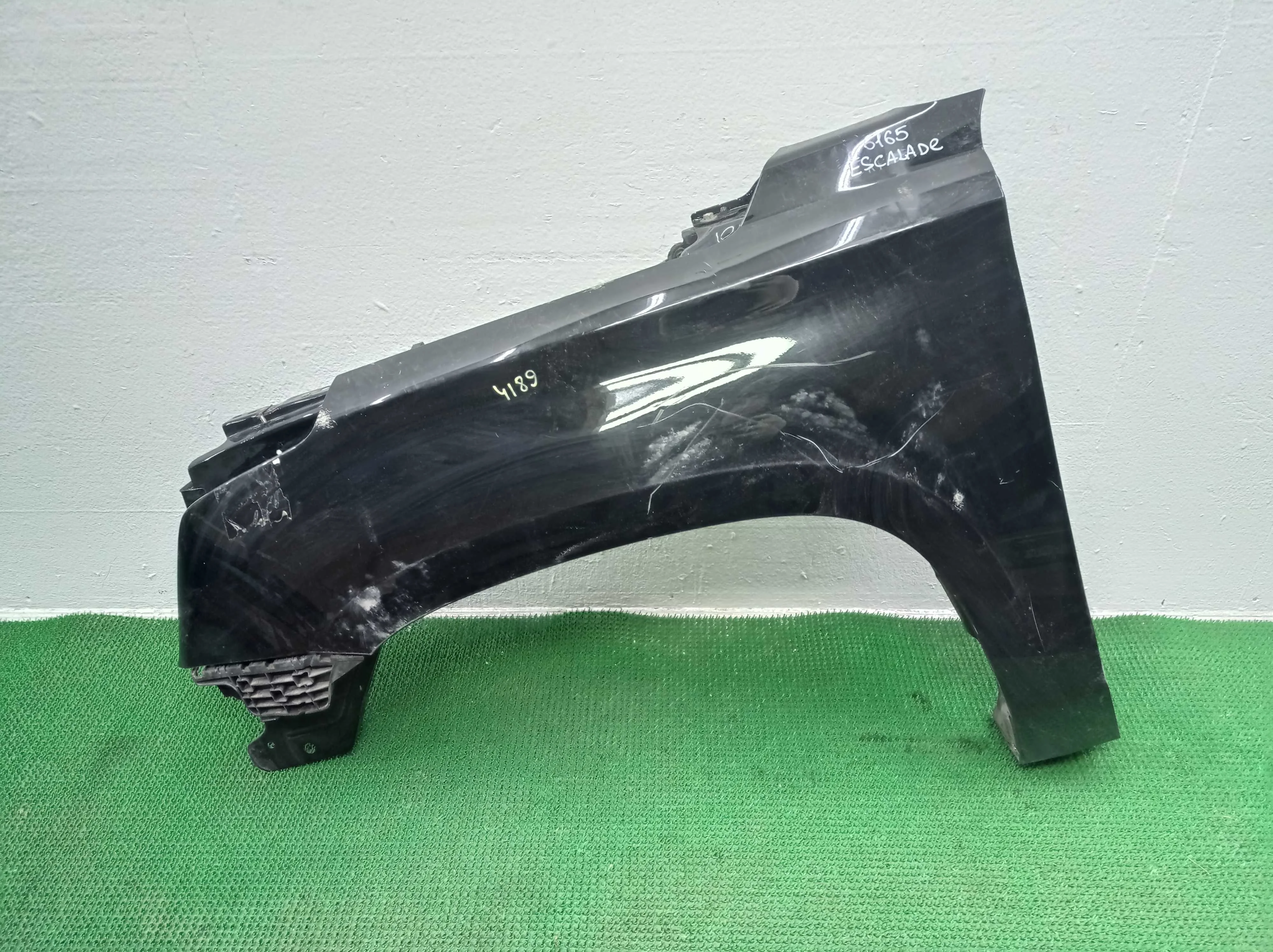 Крыло левое Cadillac Escalade IV 2014 - 2020 (GMT 1XX) бензин 6.2 Автомат