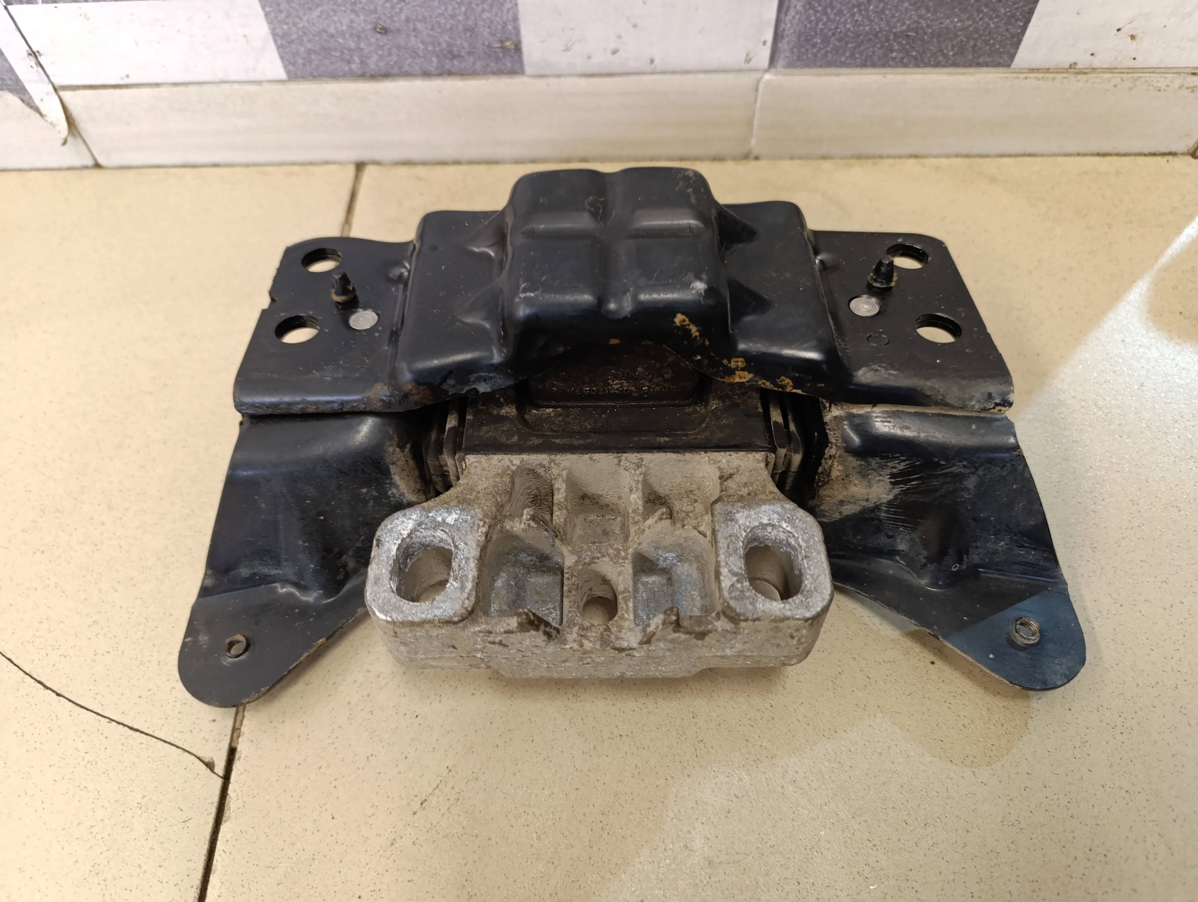 Опора КПП левая Octavia (A7) 2013>