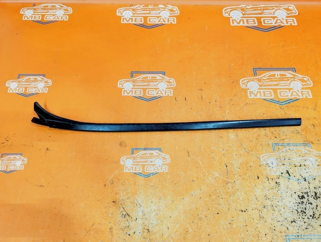 Молдинг лобового стекла Mercedes-Benz