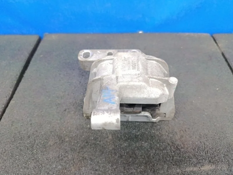 Подушка двигателя Volkswagen Tiguan 2012 5N0199262K 5N2 2.0, правая