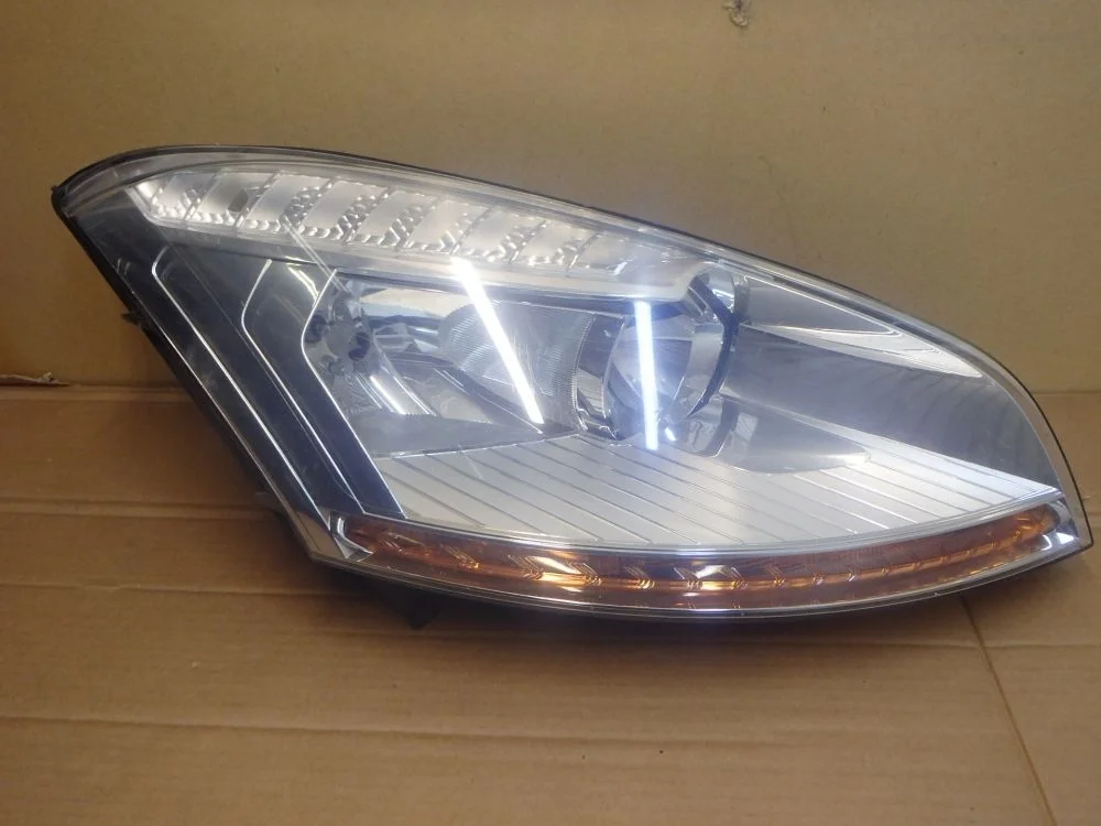 Фара правая Citroen C4 Picasso I (2006—2013)