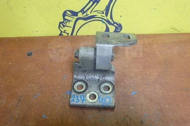 Петля двери передней правой верхняя Citroen Berlingo I рестайлинг (2002—2012)