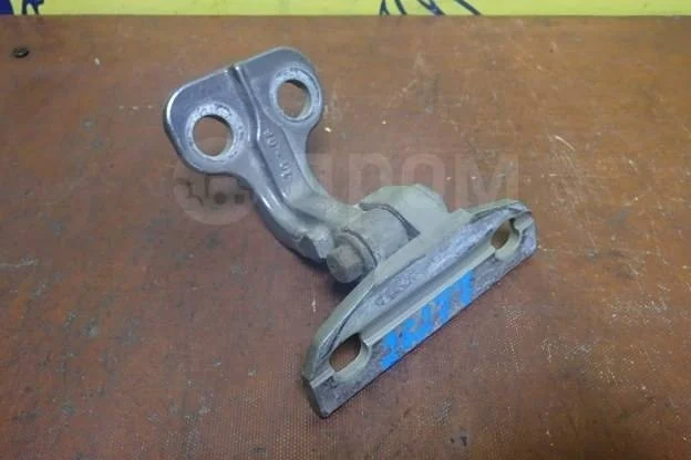 Петля двери левой верхняя Land Rover Freelander II (2006—2010)