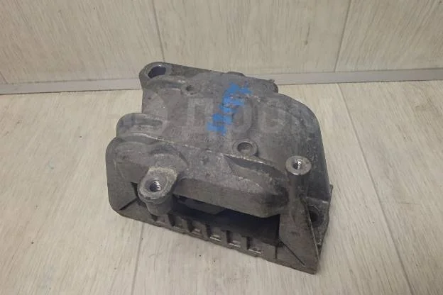 Опора двигателя Volkswagen Passat B6 (2005—2010)