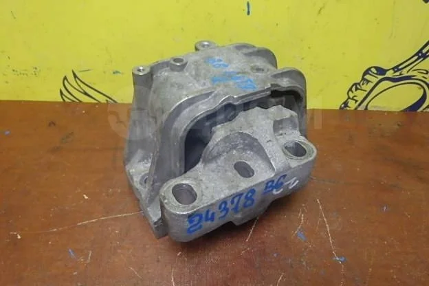 Опора двигателя Volkswagen Passat B7 (2010—2015)