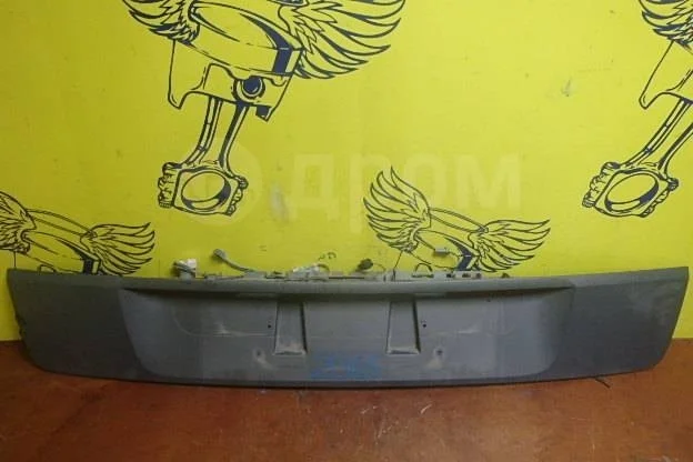 Накладка крышки багажника Renault Scenic II рестайлинг (2006—2009)